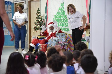 Papai Noel entrega doações da ação Árvore Solidária a cerca de 200 crianças